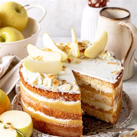Fertig dekorierte Apfelmus-Torte mit Sahnerosetten