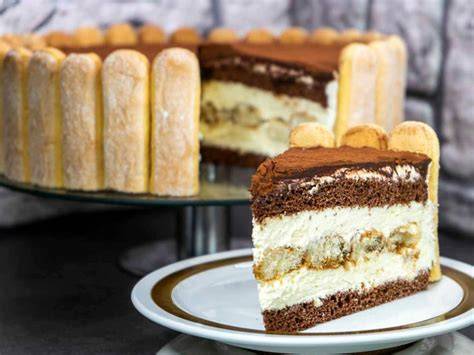 Fertig dekorierte Birnen Tiramisu Torte mit Kakao und Amarettini