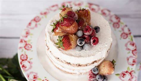 Fertig dekorierte Biskuit-Beeren-Torte