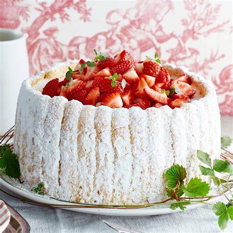 Fertig dekorierte Charlotte Torte mit frischen Erdbeeren