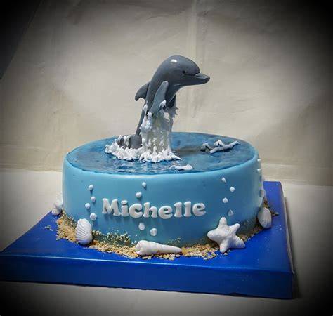 Fertig dekorierte Delfin Torte mit Partyambiente