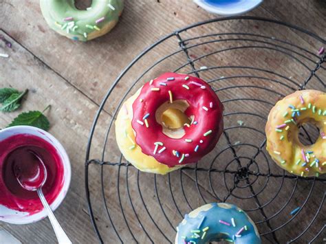 Fertig dekorierte Donuts mit bunter Glasur und Streuseln