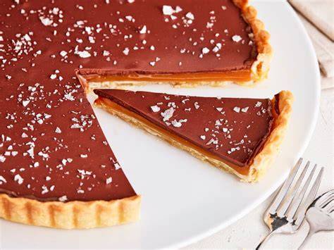 Fertig dekorierte Haselnuss Schoko Karamell Tarte