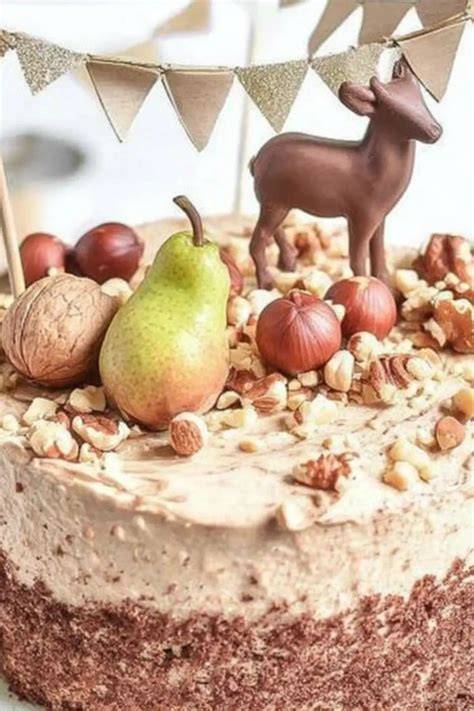 Fertig dekorierte Nuss-Nougat-Torte für das Tortenbuffet