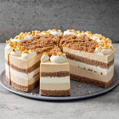 Fertig dekorierte Nuss-Sahne-Torte mit Sahnetupfen und Haselnüssen
