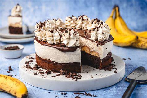 Fertig dekorierte Schoko-Bananen-Sahne-Torte mit Sahnetupfen und Schokoladensplittern