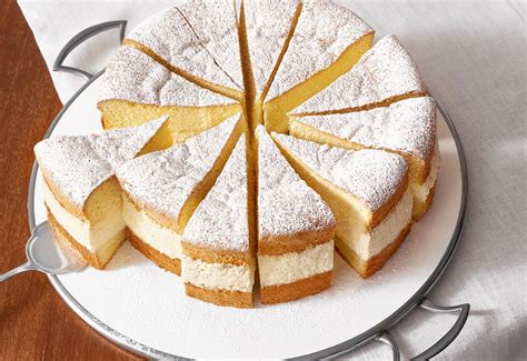 Fertig dekorierte Topfentorte mit Fruchtschicht und Minzblättern