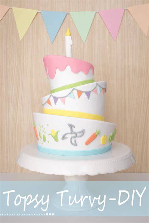Fertig dekorierte Topsy Turvy Torte als Geburtstagstorte