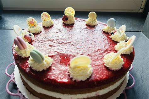 Fertig dekorierte Torte nach dem Lösen des Rings
