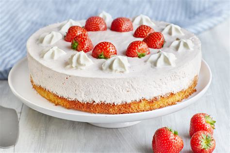 Fertig dekorierter Erdbeerkuchen mit Quark auf weißer Etagere