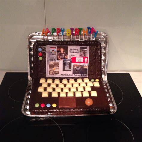 Fertig dekorierter Laptop Kuchen als Geburtstagsgeschenk