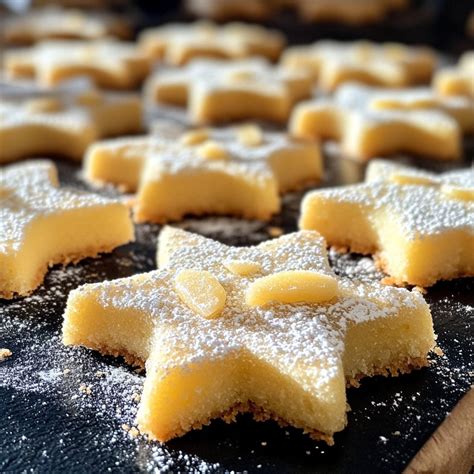 Fertig dekorierter Mohn-Rührkuchen mit Zitronenguss und Mandeln