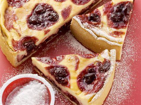 Fertig dekorierter Preiselbeer Schmand Kuchen
