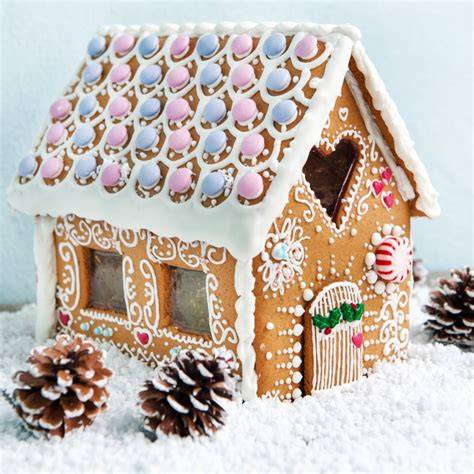 Fertig dekoriertes und beleuchtetes Lebkuchenhaus