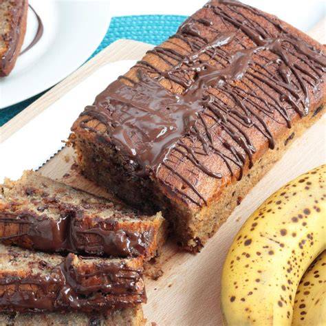 Fertig gebackener Bananenkuchen mit Schokoglasur, angerichtet