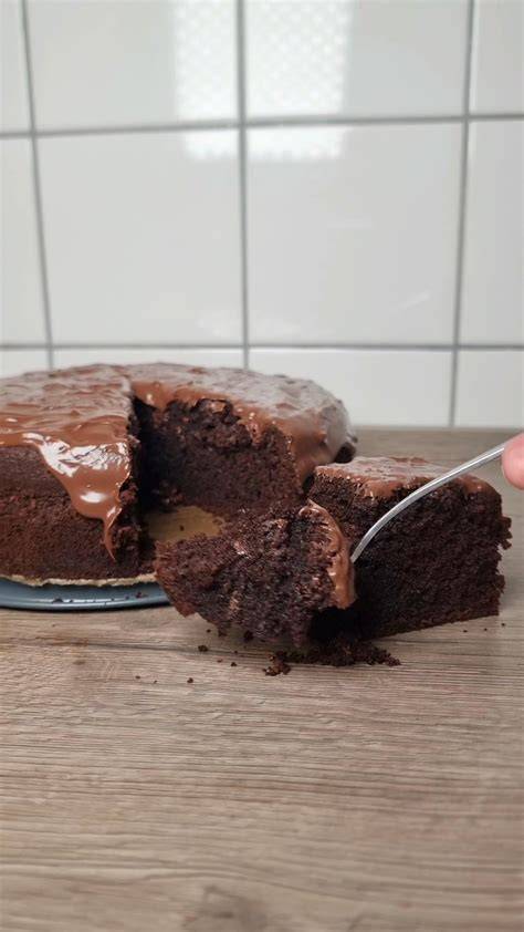 Fertig gebackener Schokoladenkuchen auf einem Gitter