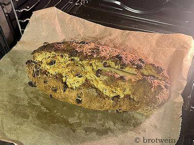 Fertig gebackener Stollen mit dicker Puderzuckerschicht