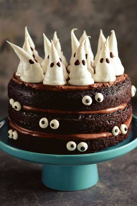Fertig verzierte Horror-Torte mit roten Drips und Baiser-Geistern