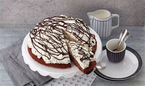Fertig verzierte Stracciatella Torte auf einer Servierplatte