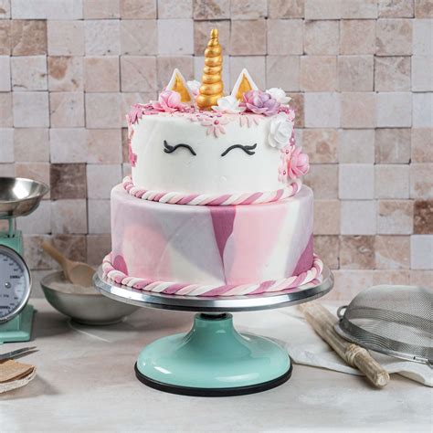 Fertig verzierte rosa Einhorn-Torte auf Tortenplatte als Highlight der Party