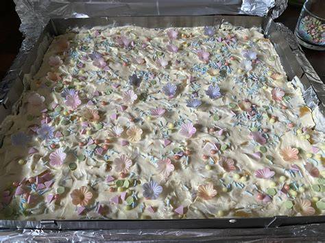 Fertig verzierter Trüffelkuchen mit weißen Schokospänen auf dem Blech