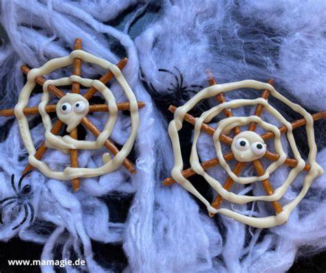Fertige, gekühlte Spinnennetze mit Schokospinnen und Zuckeraugen