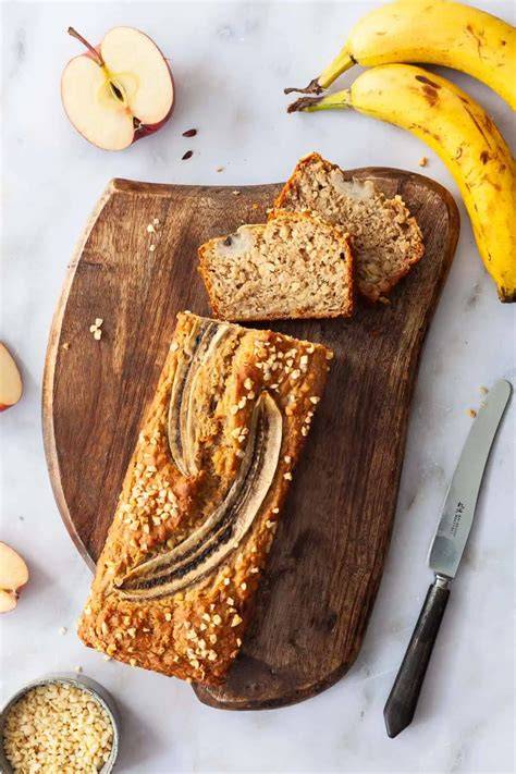Fertige Apfel-Bananen-Marzipan-Marmelade auf Brot