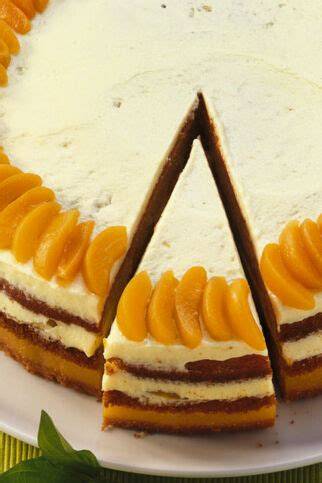 Fertige Aprikosencremetorte mit Dekoration