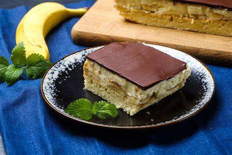 Fertige Bananenschnitte auf einem Holzbrett