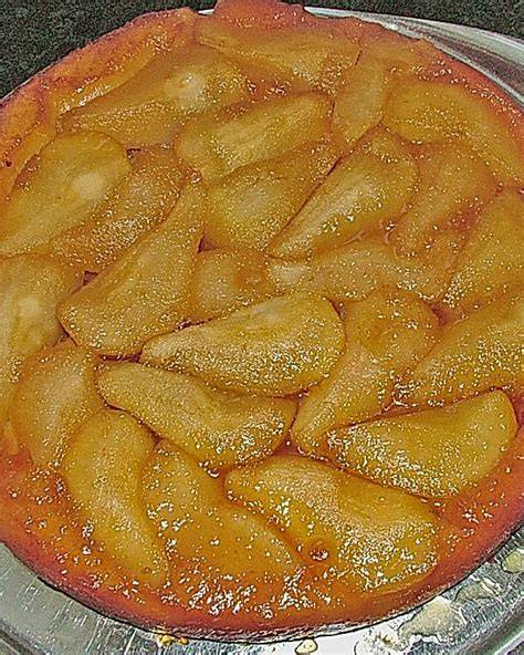 Fertige Birnentarte mit Marzipan, angerichtet