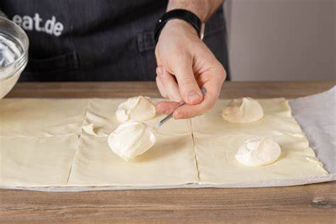 Fertige Blätterteig-Krapfen auf einer Festtafel