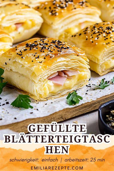 Fertige Blätterteigtaschen mit goldgelber Farbe und Puderzucker bestreut