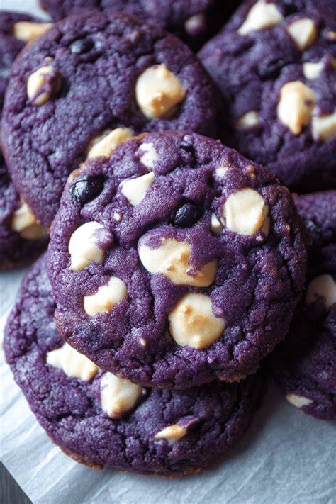 Fertige Blueberry White Chocolate Cookies auf Kuchengitter