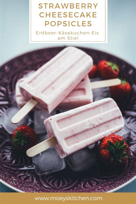 Fertige Cheesecake Eis Popsicles mit Erdbeerstückchen