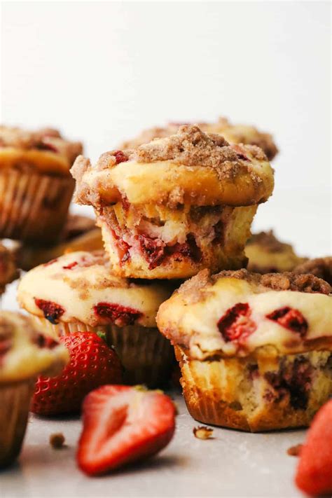 Fertige Cheesecake Streusel Muffins, angerichtet auf einer Platte