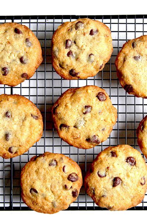 Fertige Chocolate Chip Cookies auf Gitter