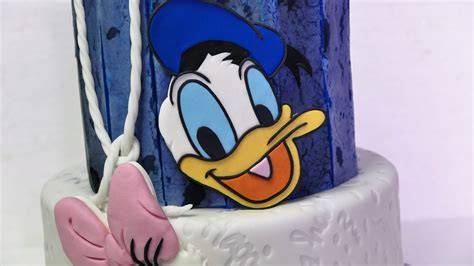 Fertige Donald Duck Motivtorte mit Schnittbild