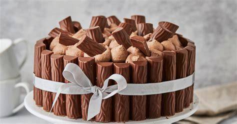 Fertige Duplo-Torte mit Duplo-Rand und Creme-Tupfen