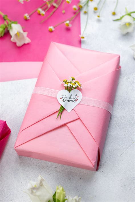 Fertige Eierlikör-Kokos-Trüffel in Pralinenförmchen und als Geschenk verpackt