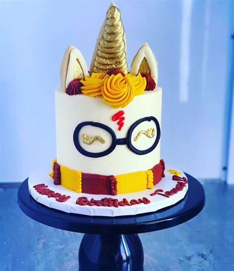 Fertige Einhorn-Harry Potter Torte mit Haus-Schal und Horn