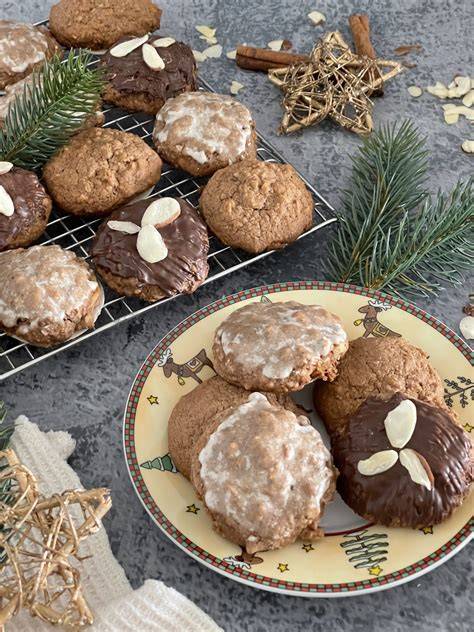 Fertige Elisenlebkuchen mit und ohne Schokoladenüberzug, dekoriert auf festlichem Hintergrund