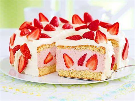 Fertige Erdbeer Cookie Torte mit Schlagsahne und frischen Erdbeeren