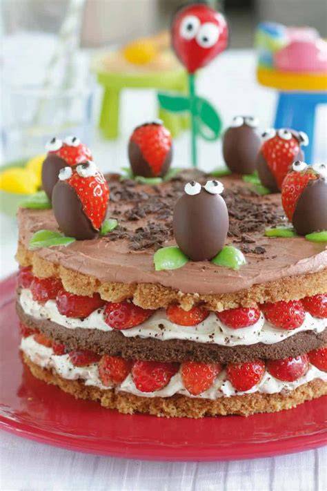 Fertige Erdbeer Nougat Torte mit Haselnuss- und Schokoladen-Deko