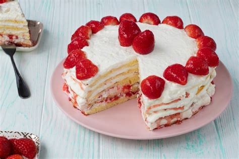 Fertige Erdbeertorte mit cremigem Erdbeertopping
