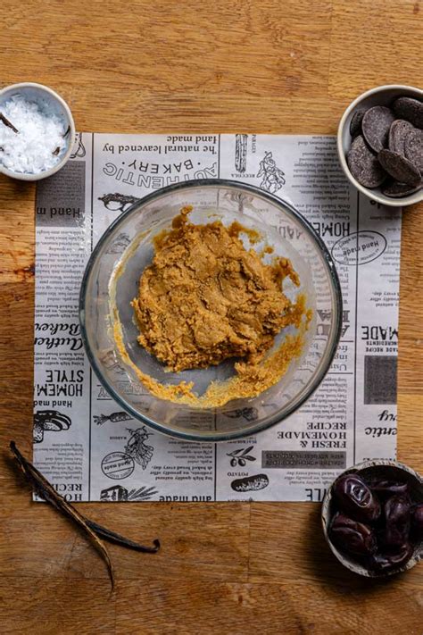 Fertige Erdnuss Torte dekoriert mit Peanut Butter Cups und Erdnüssen