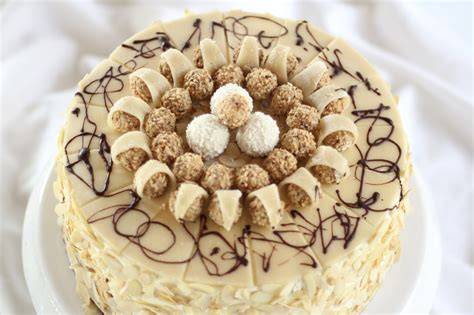 Fertige Giotto-Torte mit Marzipan und Giotto-Kugeln