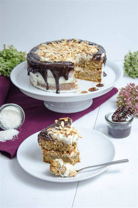 Fertige Haselnuss‑Nougat‑Mascarpone‑Torte mit Schokoglasur und Toffifee