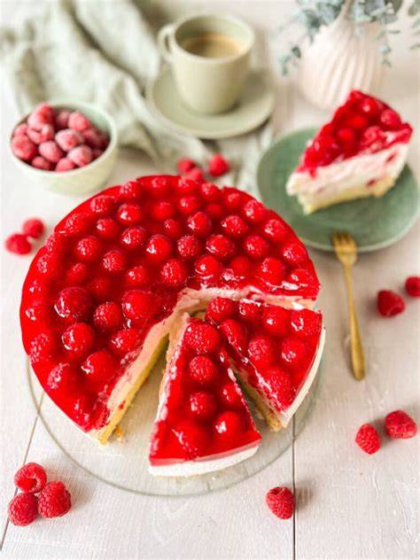Fertige Himbeer‑Joghurt‑Torte angeschnitten