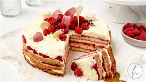 Fertige Himbeer-Ganache Torte mit weißer Schokolade, Himbeeren und Schokosplittern dekoriert