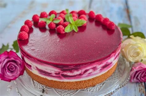 Fertige Himbeer-Joghurt-Torte mit essbarer Blüte dekoriert